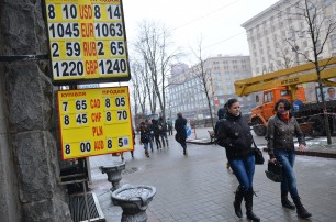 Украинцы несут гривну в банки